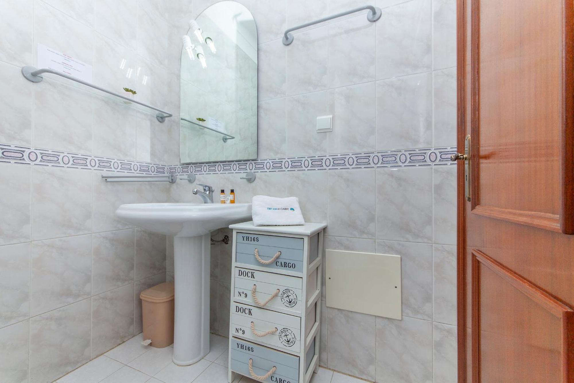 P - Meia-Praia Seaview Guesthouse Lagos Bilik gambar